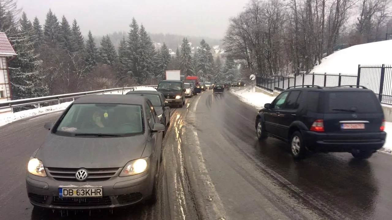 FOTO Circulaţia pe DN 1, dinspre Braşov către Valea Prahovei, a fost deviată din cauza aglomeraţiei