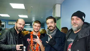 Alex Şerban, rănit în Colectiv, a împlinit 18 ani. Trupa Coma i-a cântat 