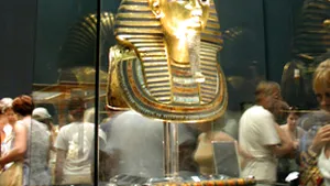 Mumia lui Tutankamon, expusă într-un sicriu special în Valea Regilor