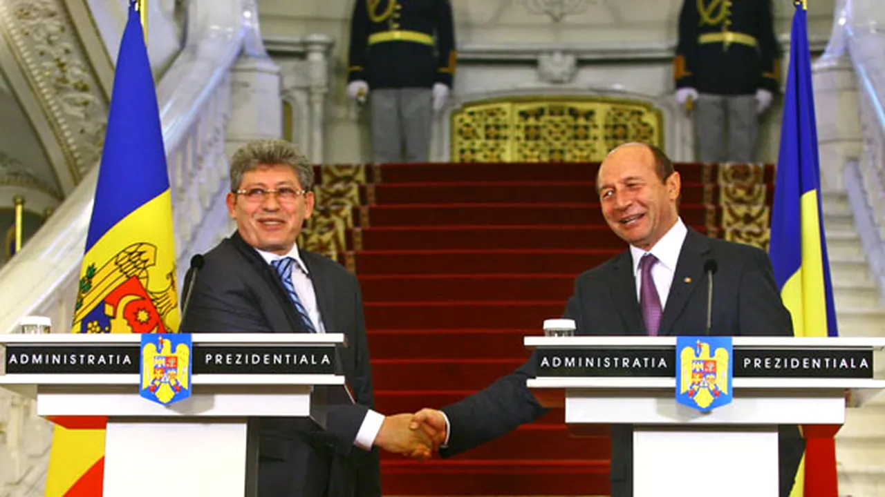 Băsescu va analiza reducerea sumei pe care cetăţenii R. Moldova trebuie să o prezinte la solicitarea de vize