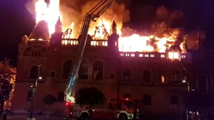 Incendiu puternic la casa parohială a Palatului Episcopal greco-catolic din Oradea/ Primăria Oradea strânge bani pentru refacerea Palatului Episcopal Greco-Catolic