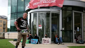 FOTO Mai mulţi manifestanţi s-au adunat în faţa companiei AstraZeneca, în semn de protest. Ce informaţii cer