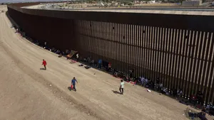 Donald Trump ordonă vopsirea zidului de la granița cu Mexicul în negru. Care este motivul