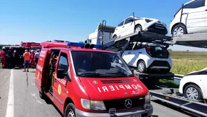 ACCIDENT grav în Dolj: Microbuz de pasageri s-a răsturnat. Două persoane au murit, iar alte şase au fost transportate la spital | FOTO