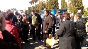 GALERIE FOTO Cu salarii RESTANTE de 4 ani, angajaţii ultimului combinat de utilaj greu au protestat la Iaşi