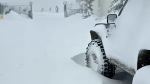 Drum acoperit cu zăpadă în zona turistică de la Horezu. Poliția a restricționat circulația