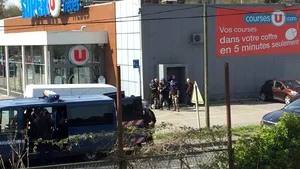 Atac TERORIST în sudul Franţei, revendicat de Stat Islamic. UPDATE: Autorul, împuşcat mortal/ Luare de OSTATICI şi focuri de armă într-un supermarket. Bilanţ: trei morţi şi 16 răniţi | VIDEO