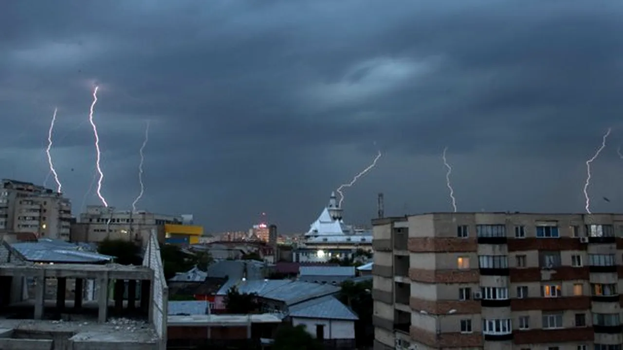 PROGNOZA METEO: Averse de ploaie şi descărcări electrice în cea mai mare parte a ţării. Ce temperaturi vor fi luni şi marţi