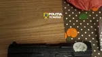 Persoană bănuită că deținea două pistoale fără drept. Polițiștii au făcut percheziții în două orașe