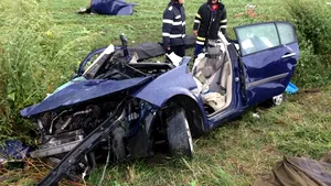 Accident GRAV în Braşov: Doi morţi şi trei răniţi după ce o maşină s-a ciocnit violent cu un TIR | FOTO