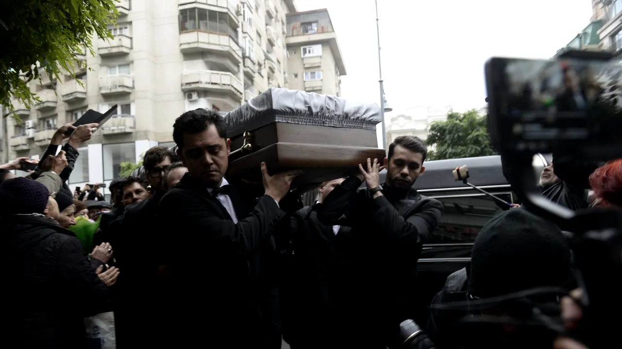 Prieteni, artişti şi admiratori şi-au luat rămas bun de la Stela Popescu, în a doua zi de pelerinaj/ Trupul neînsufleţit al actriţei va  rămâne încă o zi la Teatrul 