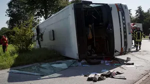 Un autocar cu românce, angajate în domeniul agricol, s-a răsturnat în Germania. Şase persoane sunt în stare gravă/ MAE: Opt români răniţi în accident au fost externaţi