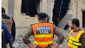 Un camion cu explozibil a intrat într-o secţie de poliţie din Pakistan. 24 de oameni au murit