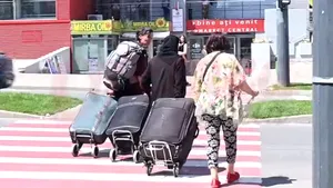 Două măicuţe au provocat scandal în Vaslui, după ce au agresat o femeie cu un copil şi au împins un bărbat pe şinele de tren/ Politişti fac cercetări | VIDEO