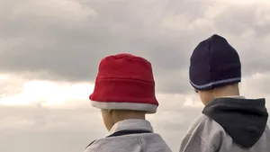 Trei copii au fost prinşi după ce au spart şase maşini în trei zile. Cel mai mic are doar zece ani