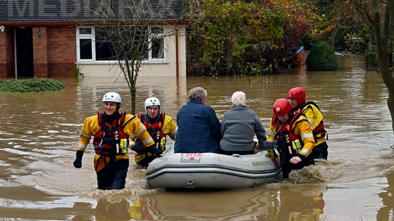 INUNDAŢII în Marea Britanie: Trei morţi şi sute de evacuaţi în Ţara Galilor - GALERIE FOTO