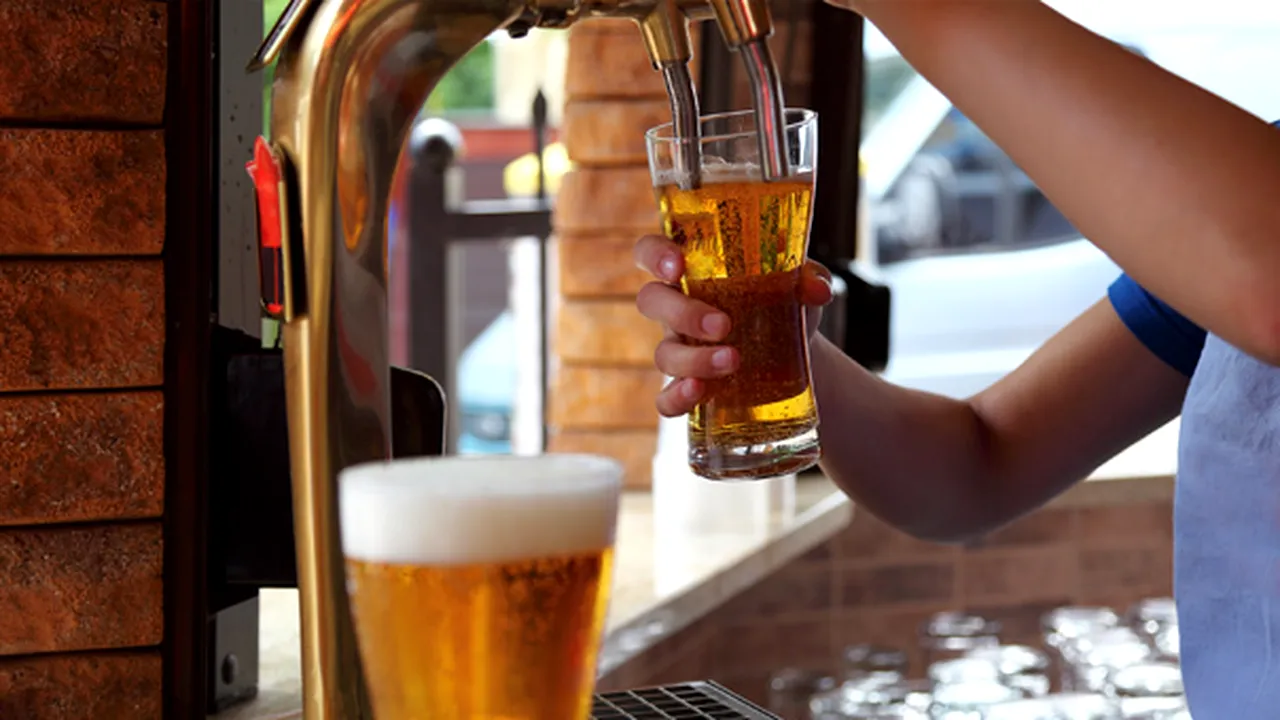 Un barman care a servit un client în interiorul unui local din Bistriţa a fost amendat cu 2.000 de lei