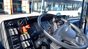Un autobuz cu călători a luat foc pe o stradă din Craiova. Focul s-a extins la case: pompierii intervin cu două autospeciale - FOTO