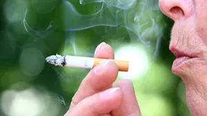 Descoperire surprinzătoare despre boala Parkinson. Ce ar putea explica riscul mai redus observat la fumători