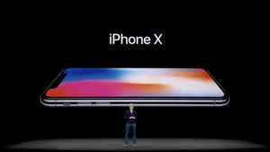 DEZBATERE iPhone X: Cât de potrivit este smartphone-ul de 1.000 de dolari pentru marcarea a 10 ani de la apariţia primului telefon Apple