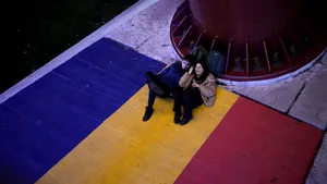 România înregistrează cel mai mare decalaj de vârstă între femeile şi bărbaţii care se mută de la părinţi