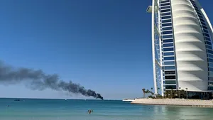 Incendiu la bordul unei nave, în apropiere de Burj Al Arab, din Dubai. FOTO