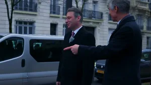 Preluare simbolică între diplomaţi a preşedinţiei Consiliului UE,  în timpul unei plimbări prin Paris