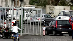 Poliţist italian, înjunghiat de un român în timpul evacuării unei tabere de romi din Italia
