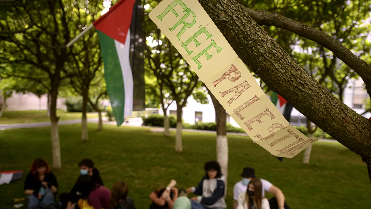 Zeci de jandarmi şi poliţişti au intrat peste studenţii pro-Palestina care protestează la Universitatea Bucureşti. La faţa locului se află şi europarlamentarul Nicu Ştefănuţă