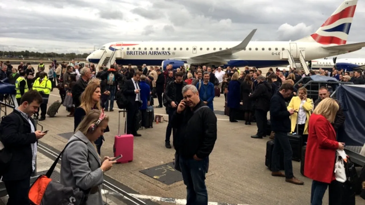 Incendiu pe un aeroport din Londra: Mii de pasageri au fost evacuaţi pe piste din cauza unui 