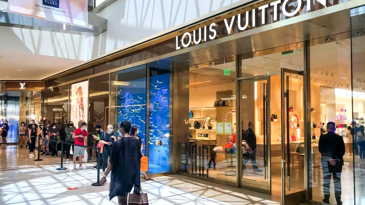 Studiu: 7 din 10 români merg la mall cel puţin o dată pe săptămână
