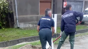 Rupere de nori într-o comună din Arad: Apa a acoperit aproape toate străzile | FOTO