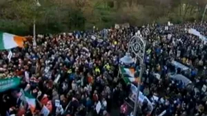 Zeci de mii de persoane au manifestat la Dublin împotriva deciziei Guvernului de a factura apa - VIDEO