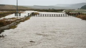 Decizie ANM. Codul roșu prelungit în mai multe zone. Va continua să plouă în cantități mari