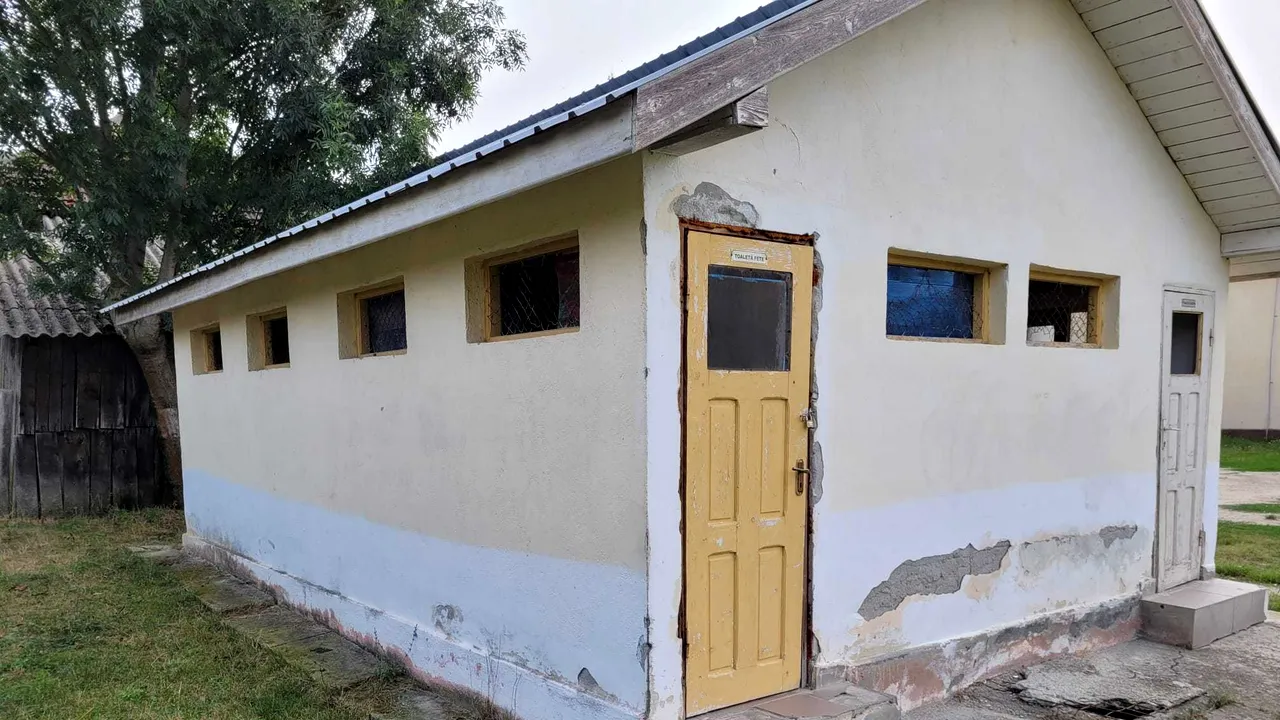 Organizaţia Narada încearcă să aducă toaletele din fundul curţii în interiorul şcolilor