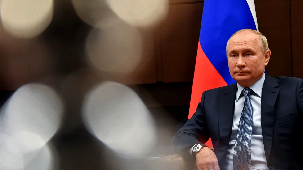 PREZENTUL FĂRĂ PERDEA Marius Oprea  / Putin nu e deloc nebun – cum nici Ceauşescu n-a fost. E doar la fel de comunist ca el, doar că e în viaţă şi la putere