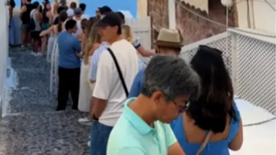 TURISM „Arată ca o coadă la toaletă”. Imaginile care au șocat turiștii din Santorini