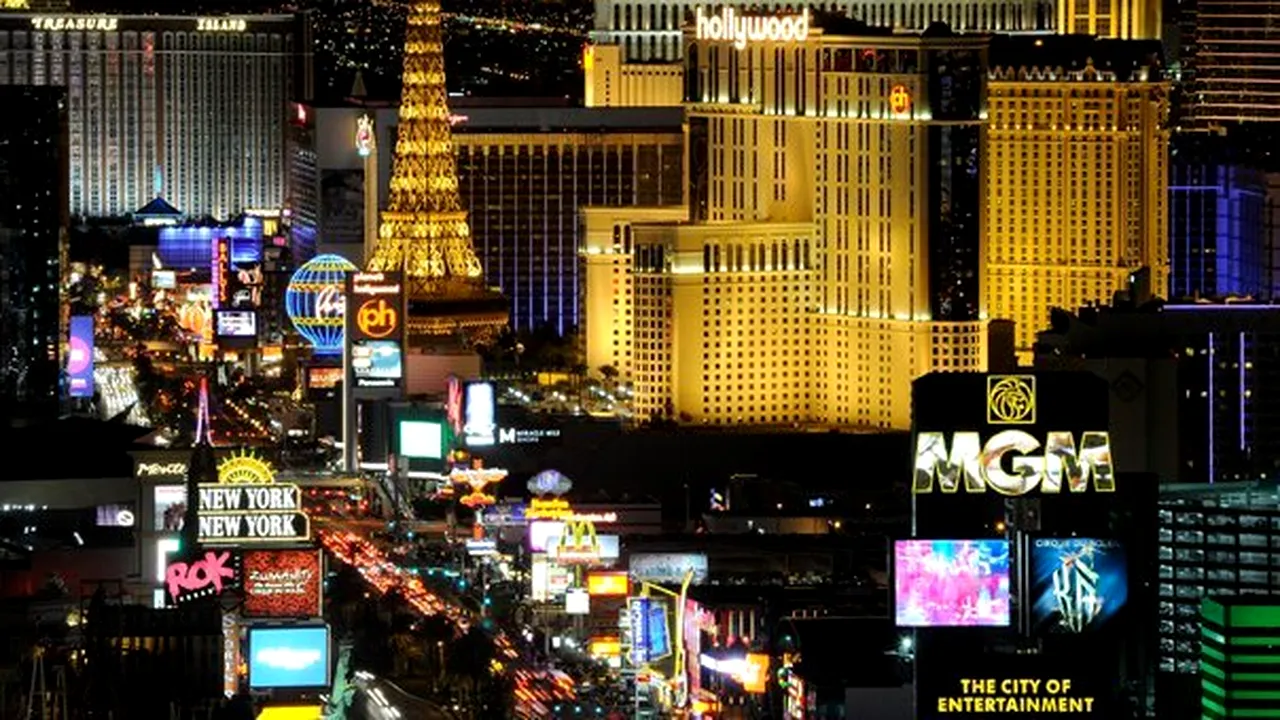 Las Vegas, oraşul jocurilor de noroc unde oamenii înfometaţi se îngrămădesc în faţa camionului cu mâncare