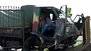Şapte militari la spital, după ce autocamionul în care se aflau a intrat în gardul casei Soranei Cârstea - FOTO