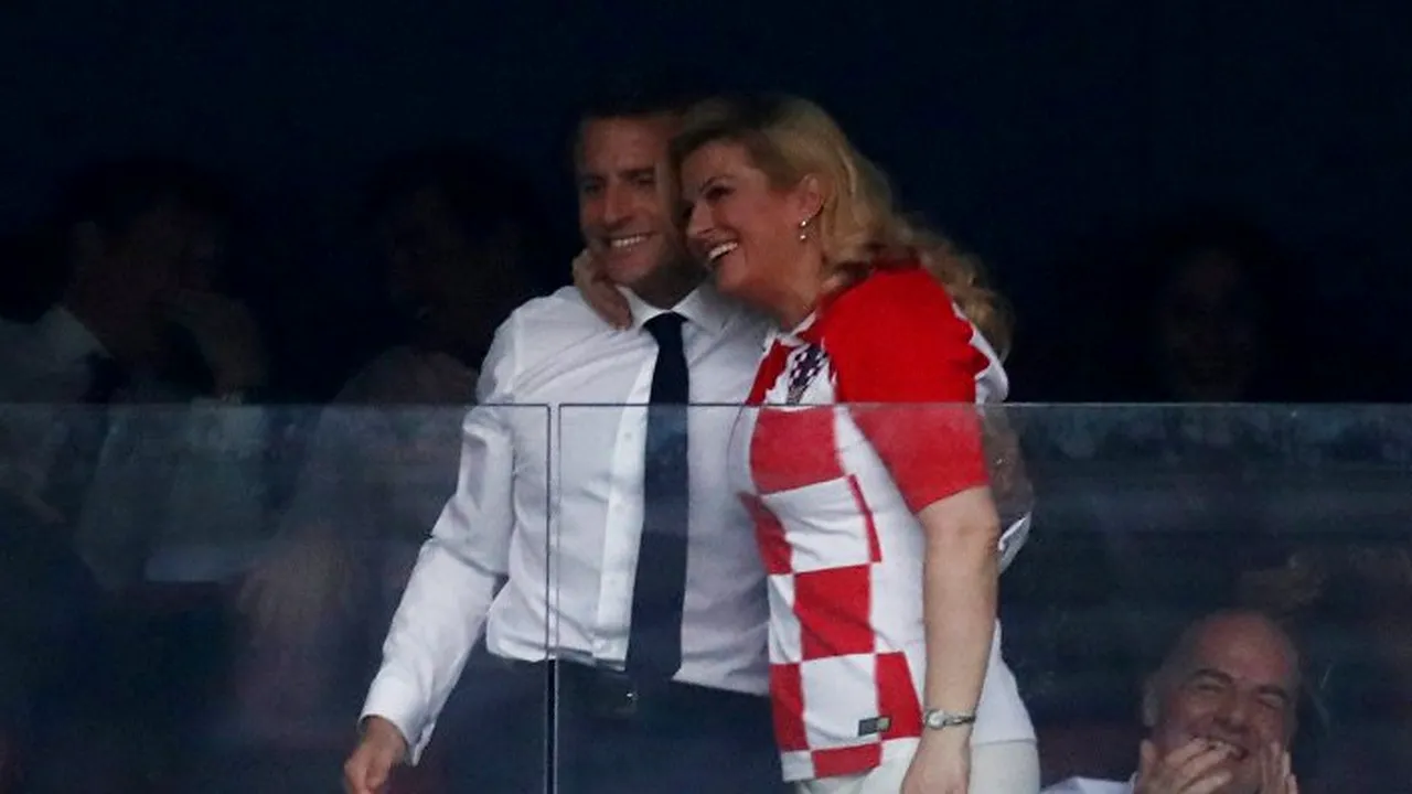 Poza VICTORIEI şi a înfrângerii! Emmanuel Macron şi Kolinda Kitarovic s-au îmbrăţişat după ce Franţa a câştigat Campionatul Mondial de fotbal
