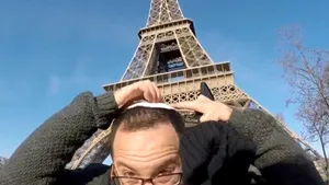 Experiment pe străzile Parisului - Un jurnalist israelian care a mers cu kippa pe cap a fost ţinta insultelor: 