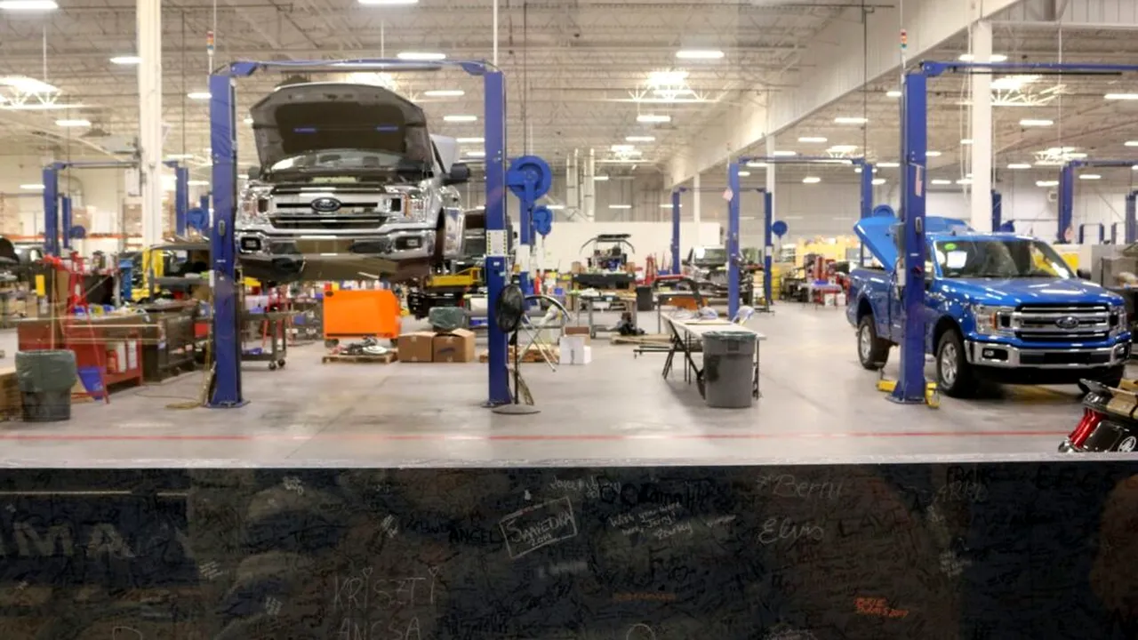 Revoluția mașinilor electrice și autonome: Cum se transformă industria auto din România și ce specialiști se caută (P)