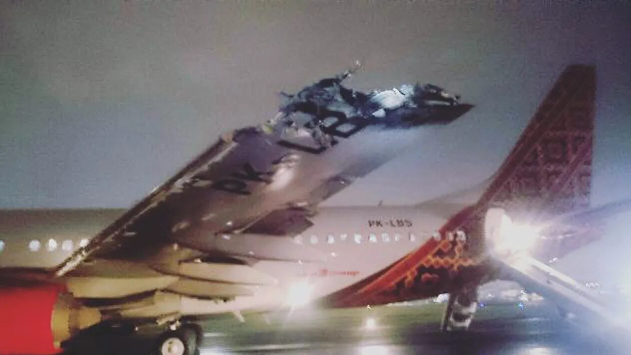 Coliziune gravă, la sol, între două avioane de pasageri, în Indonezia. Zeci de pasageri, evacuaţi urgent