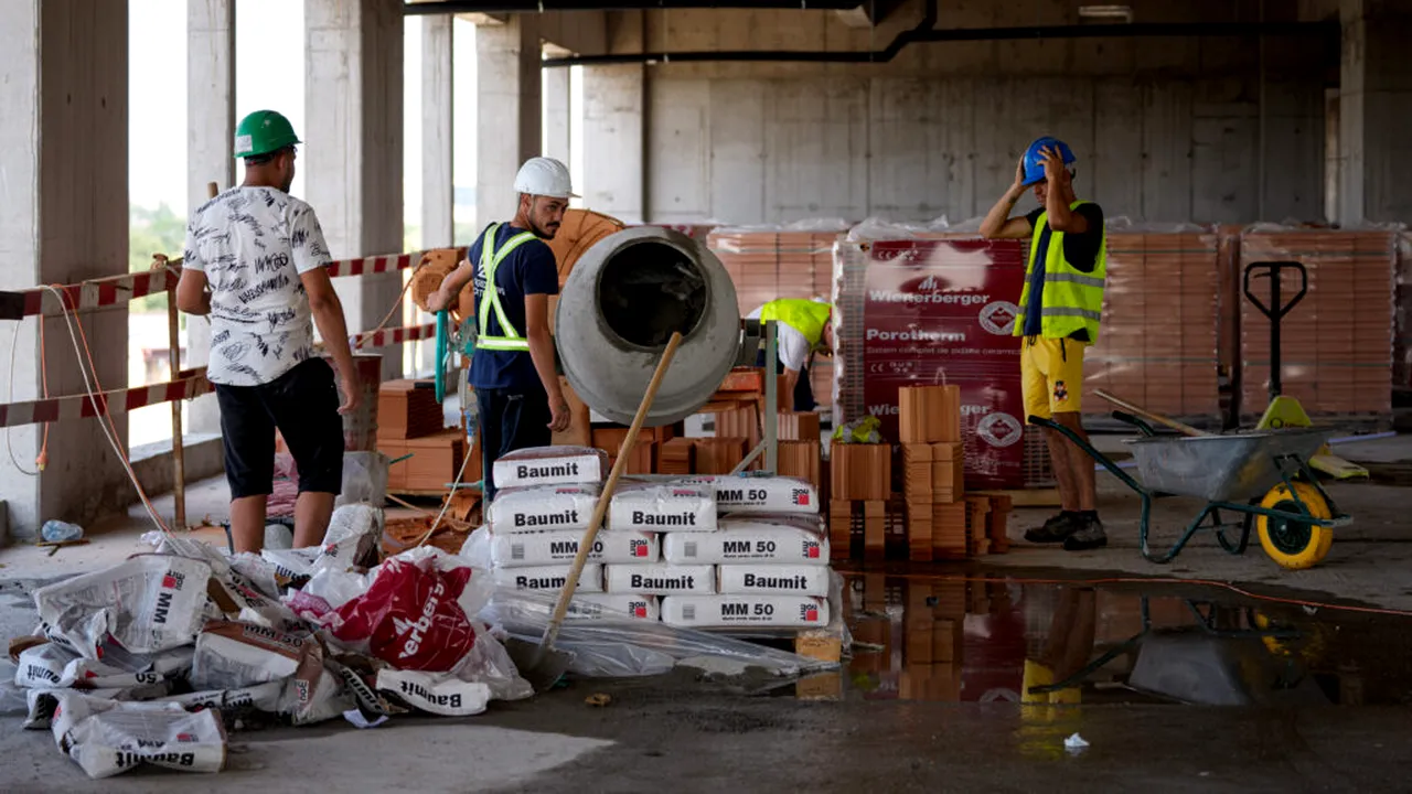 Scădere abruptă în construcții în luna august: volumul lucrărilor s-a redus cu peste 24% față de iulie