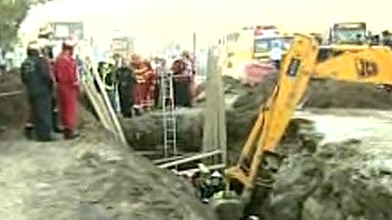 Trei muncitori, prinşi sub un mal de pământ la Pasajul Băneasa - VIDEO