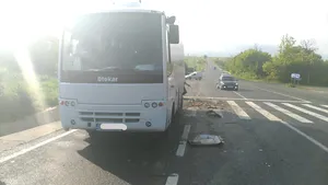 Accident grav la Constanţa: Un tânăr a murit şi prietena sa e rănită, după ce au intrat cu maşina într-un autobuz