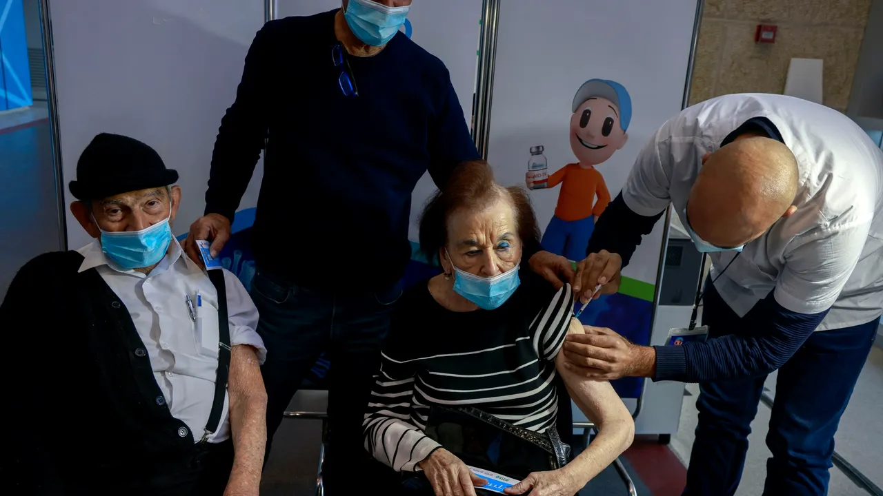 COVID-19: Persoanele vaccinate ar putea transmite virusul altora. Avertismentul dat de directorul medical adjunct din Anglia