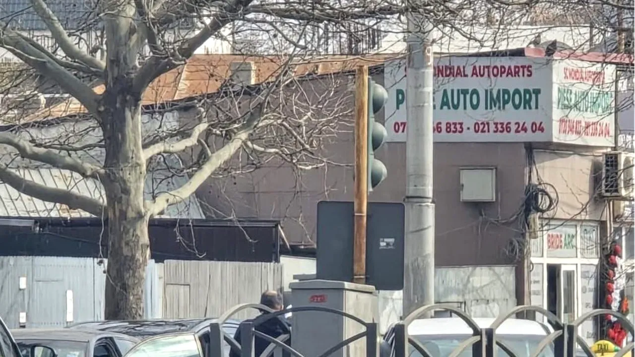 Accident cu trei mașini în București. Un refugiu de tramvai, spulberat - minori printre răniți