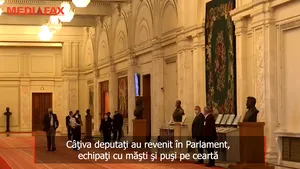 Câţiva deputaţi au revenit în Parlament, echipaţi cu măşti şi puşi pe ceartă