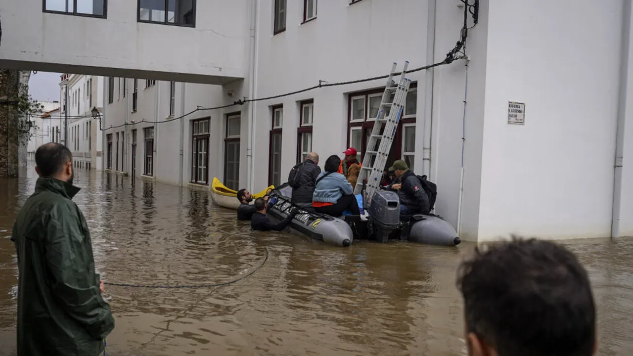 Cod galben de furtuni în aproape jumătate de țară. Averse torențiale, vijelii și grindină